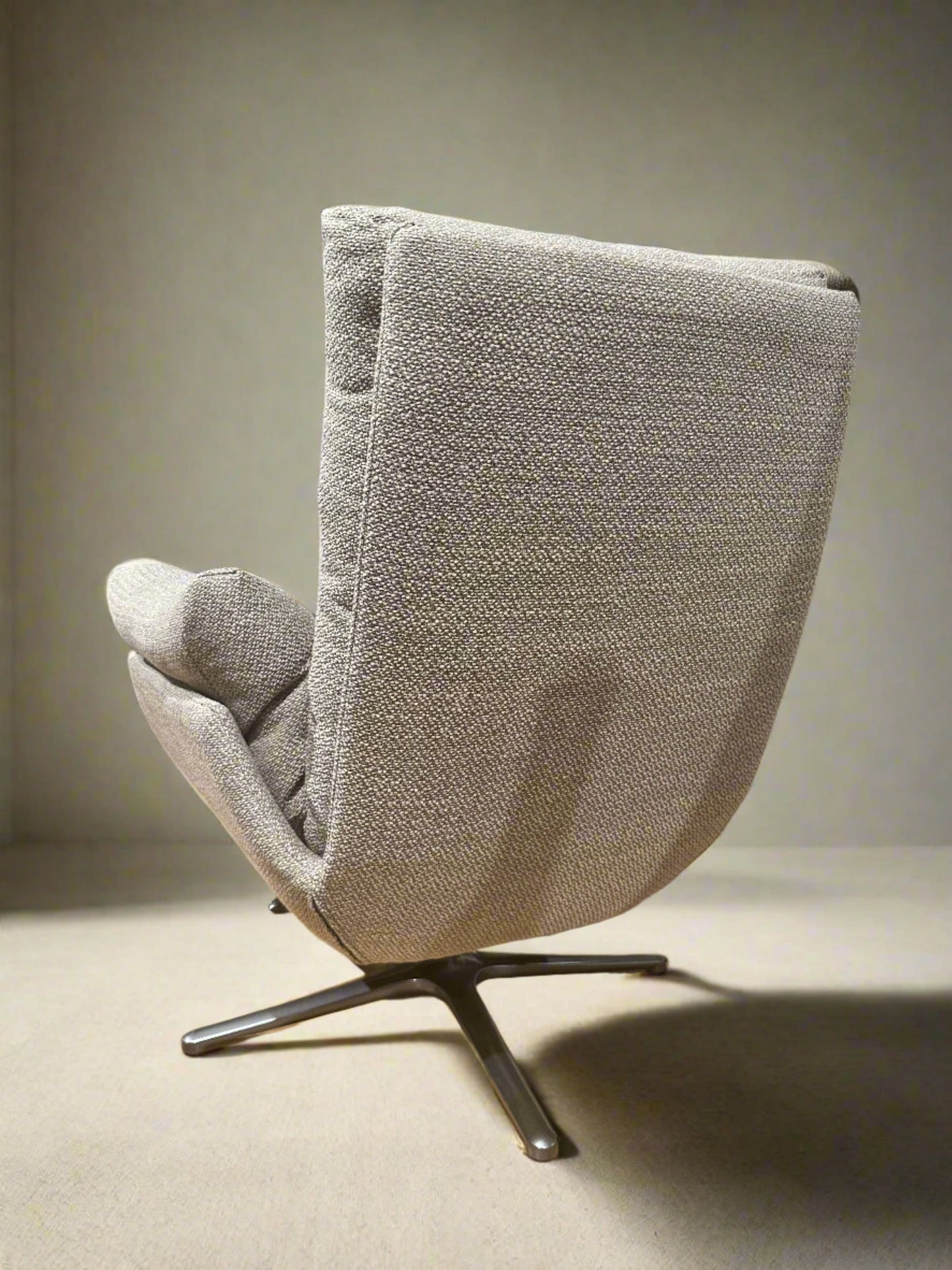 HLHF Contour Chair & Ottoman Accent Chairs Furniture Store Burlington Ontario Near Me