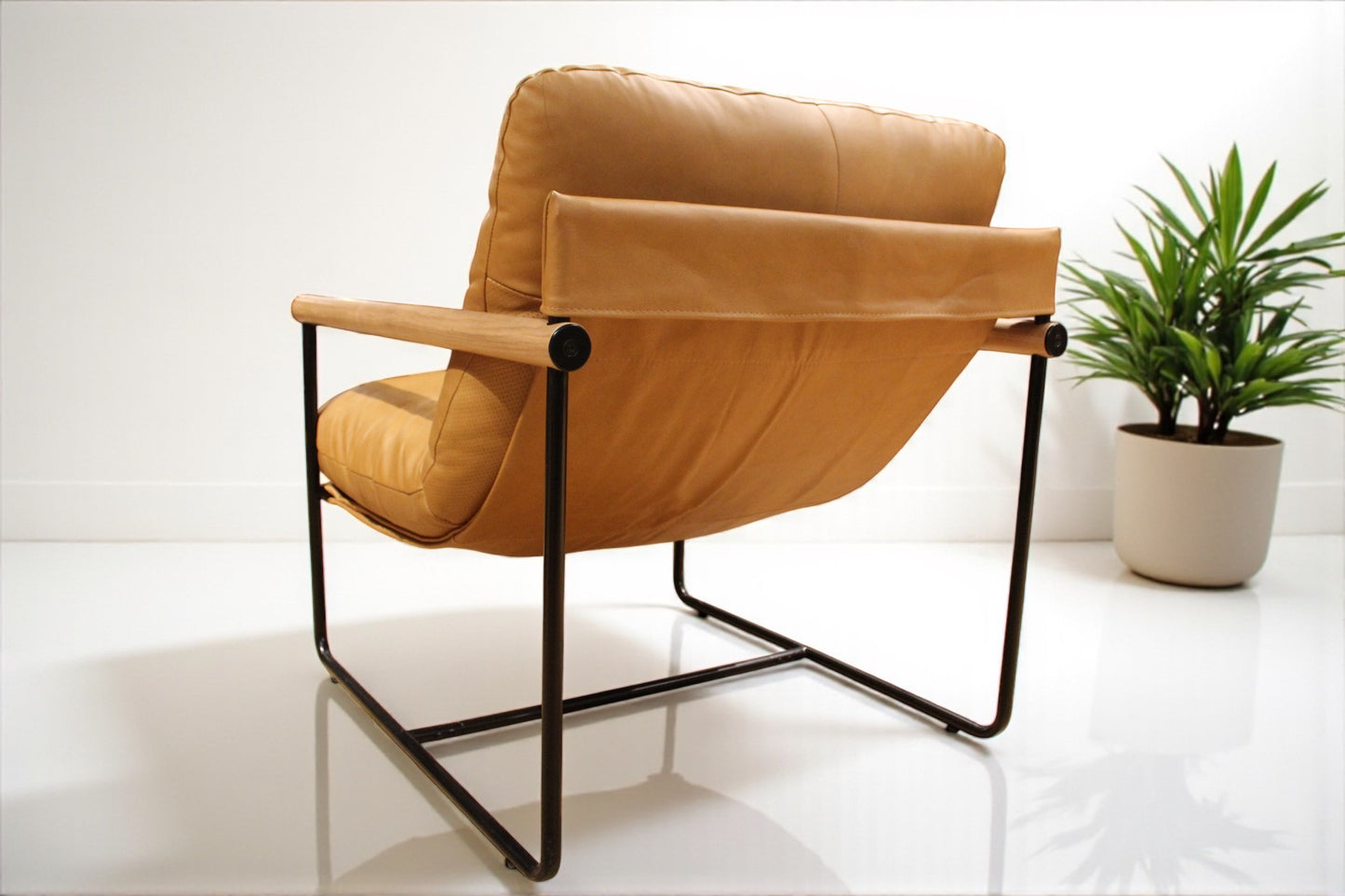 HLHF KFY2021 Launch Leather Accent Chair Accent Chairs Furniture Store Burlington Ontario Near Me