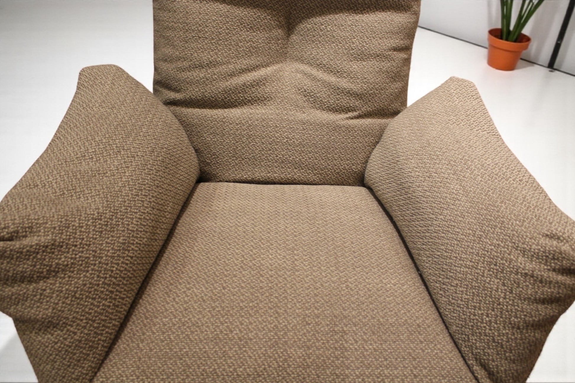 HLHF Contour Chair & Ottoman Accent Chairs Furniture Store Burlington Ontario Near Me 