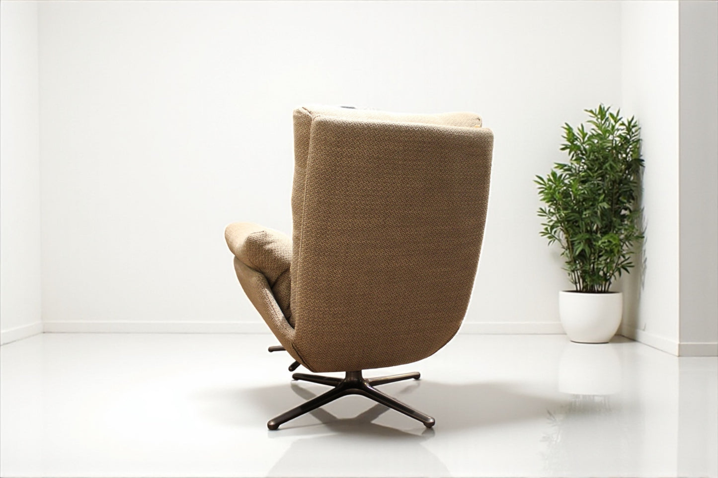 HLHF Contour Chair & Ottoman Accent Chairs Furniture Store Burlington Ontario Near Me 
