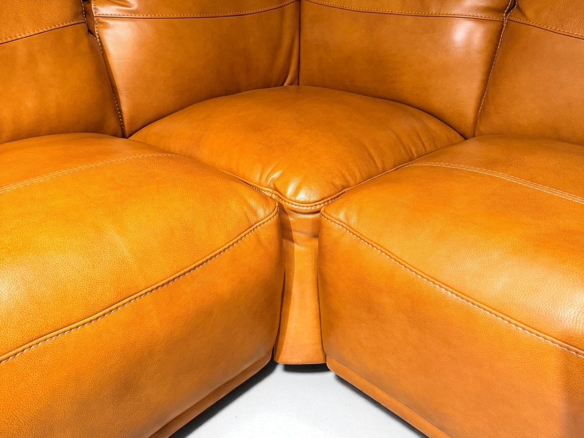 HLHF Berlin Saddle Leather Sectional Living, New Arrivals Furniture Store Burlington Ontario Near Me 